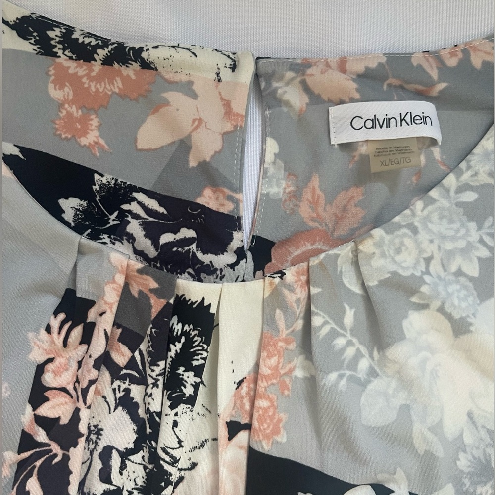 Calvin Klein tank with pleaded neckline size XL, 95% polyester 5% spandex - Picture 2 of 6